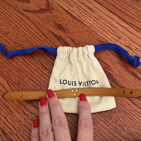 Louis Vuitton ESSENTIAL V BRACELET - Picture 4 of 7